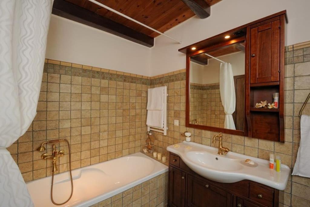 Stone House With Sea View Villa Achlia ภายนอก รูปภาพ